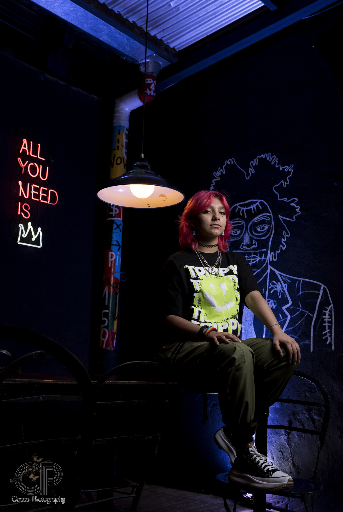 quinceañera en un bar con luces de colores y grafitis, Basquiat Street Pub