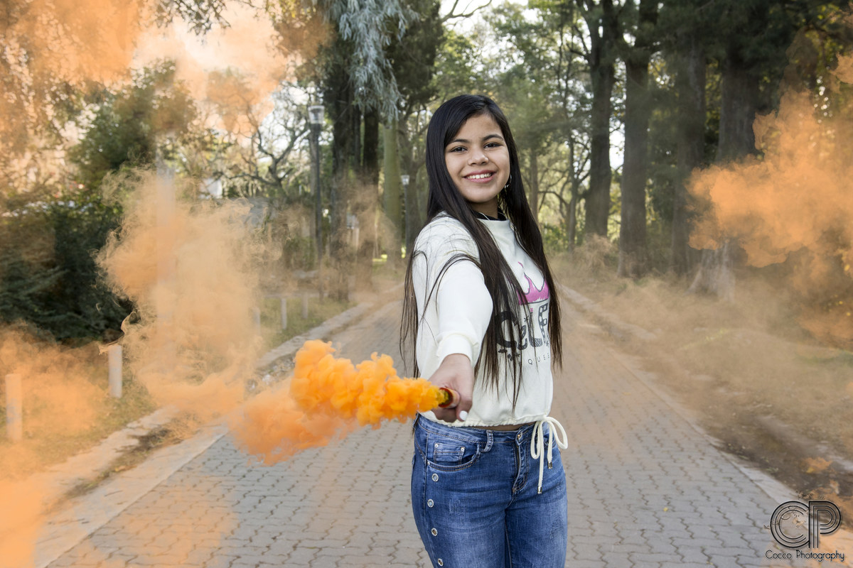 sesion de fotos para 15 años en exteriores con vengalas de humo de colores en la calle 