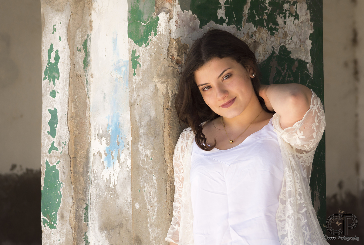 fotos de 15 años al aire libre divertidas y diferentes con ropa blanca en una casa abandonada, fotografos en rosario de 15 años, 