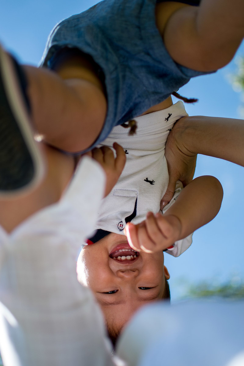 Se divertindo de ponta cabeça