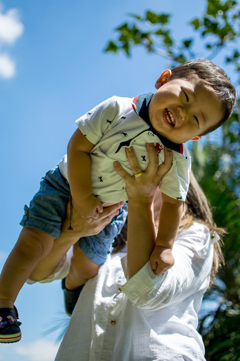 Quanta alegria sente quando a mãe brinca com ele