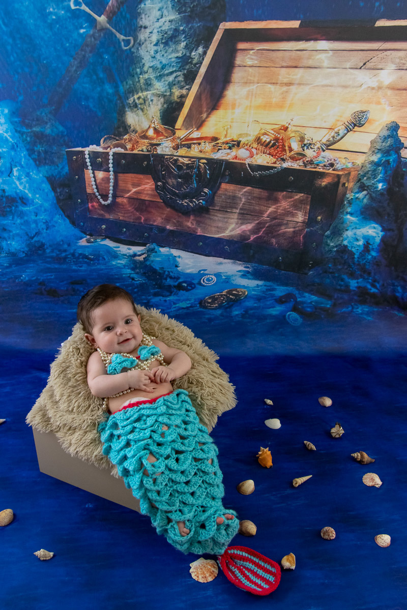 Com colares de perolas que achei no tesouro do fundo do mar