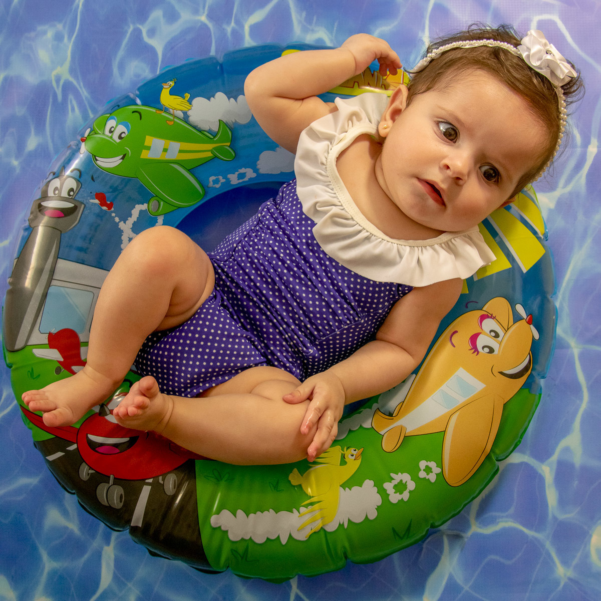 Com minha super boia relaxando na piscina