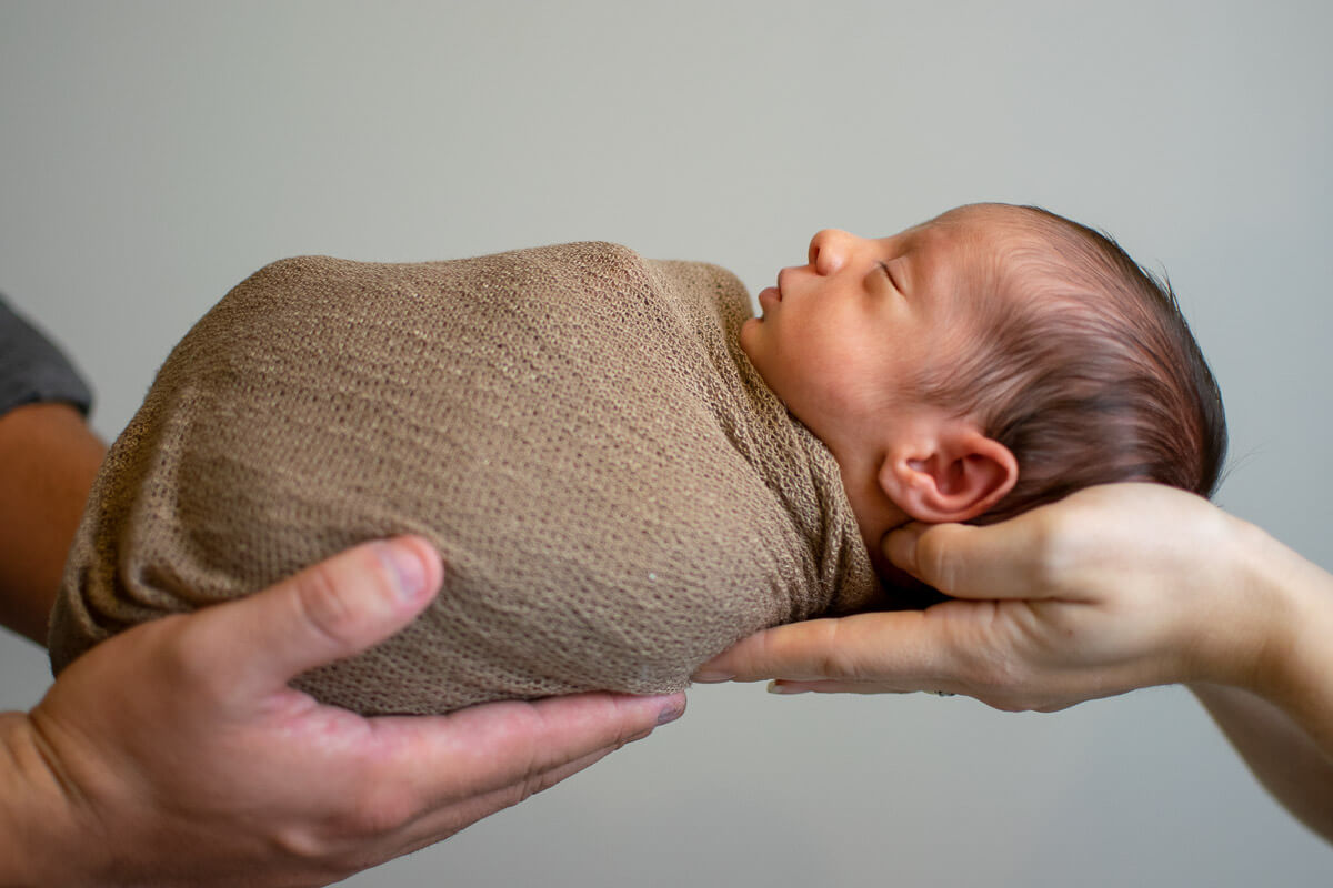 Papai e mamãe me segurando