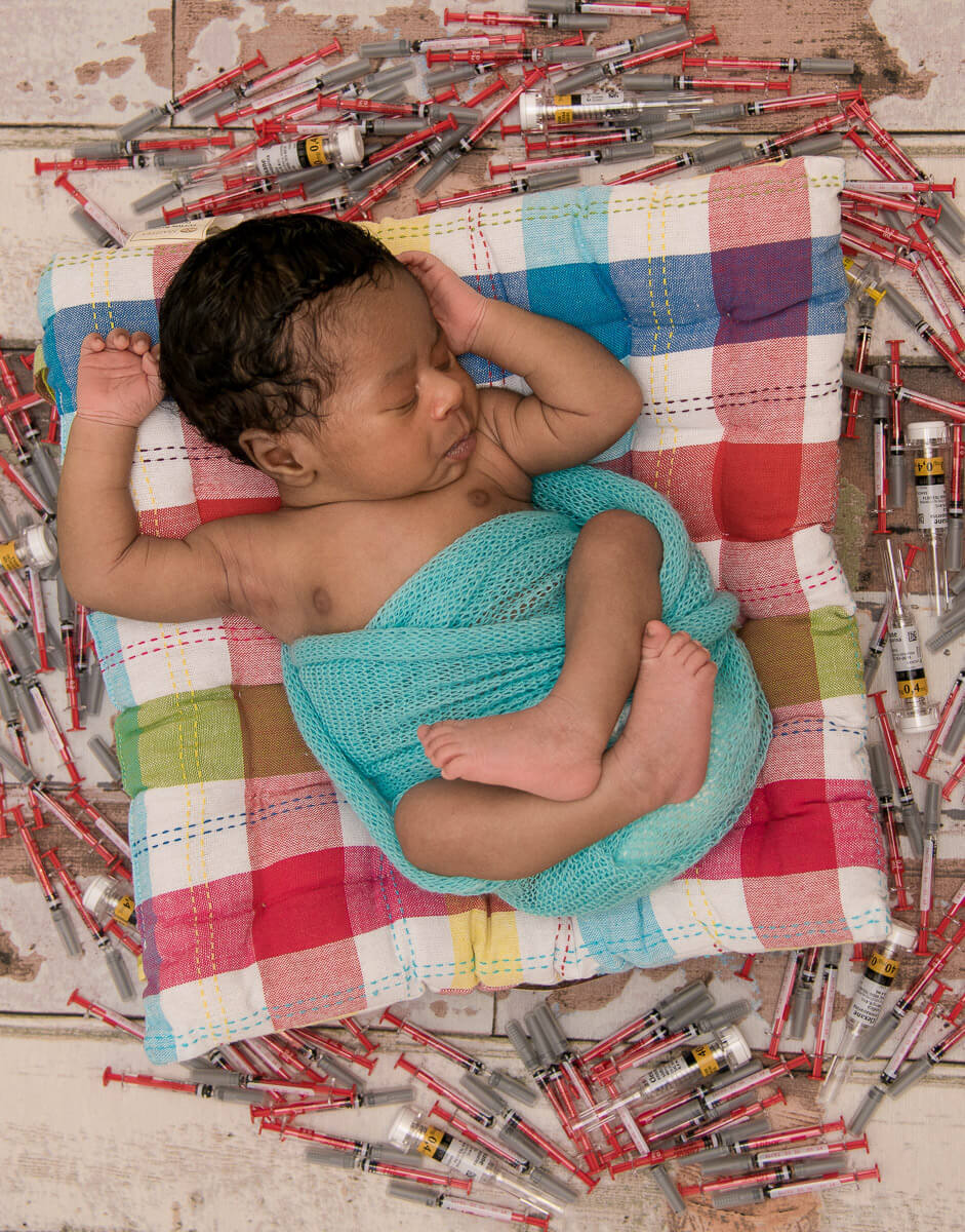 contando as seringas das injeções que a mãe tomou durante a gravidez