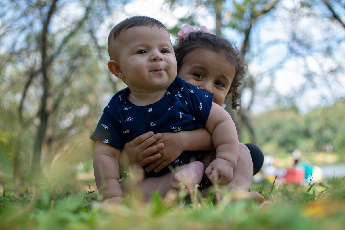 sendo abraçado pela maninha