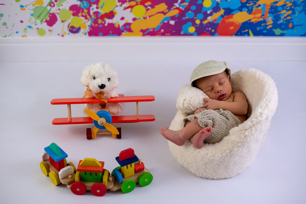 Brincando com o meu trem, avião e cachorro