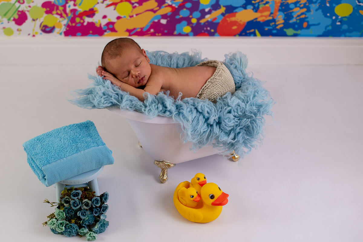Ensaio newborn / Ensaio de newborn - Hora do banho de banheira bebe com seu patinhos de banho. Esse banho de banheira relaxante era tudo que ele precisava naquele momento. Bebe fofuxo! 