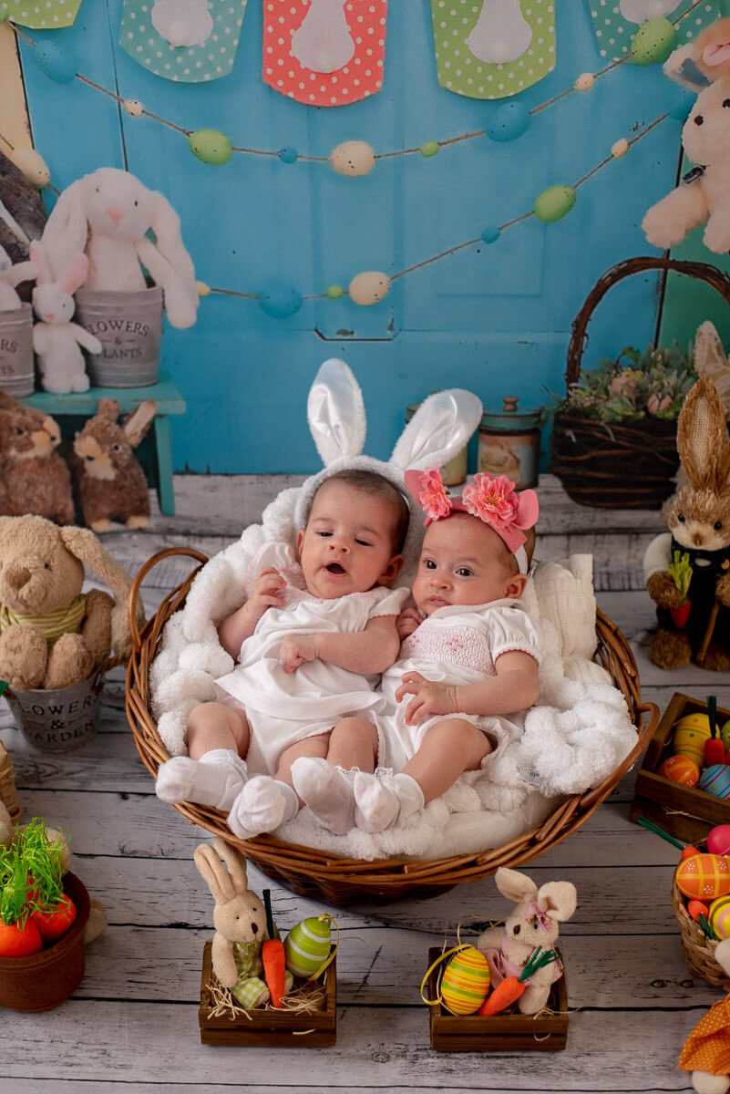 Recem nascidoa pousam para sessao de fotos.newborn ves