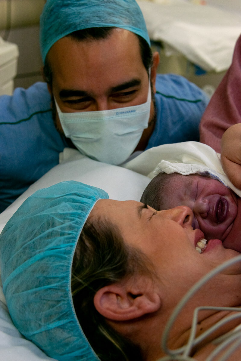 Fotografia documental de parto / Fotografa de parto - Emoção a flor da pele na primeira vez que a mamãe segura o bebê. Primeira vez amor.  bebê recém nascido chorando e a mamãe também chora