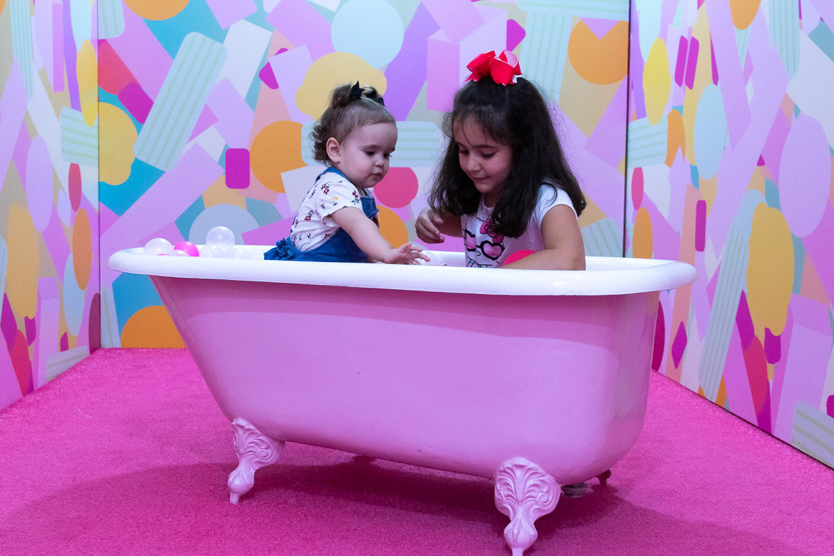 Brincando com a prima na banheira do Museu mais doce do mundo em São Paulo