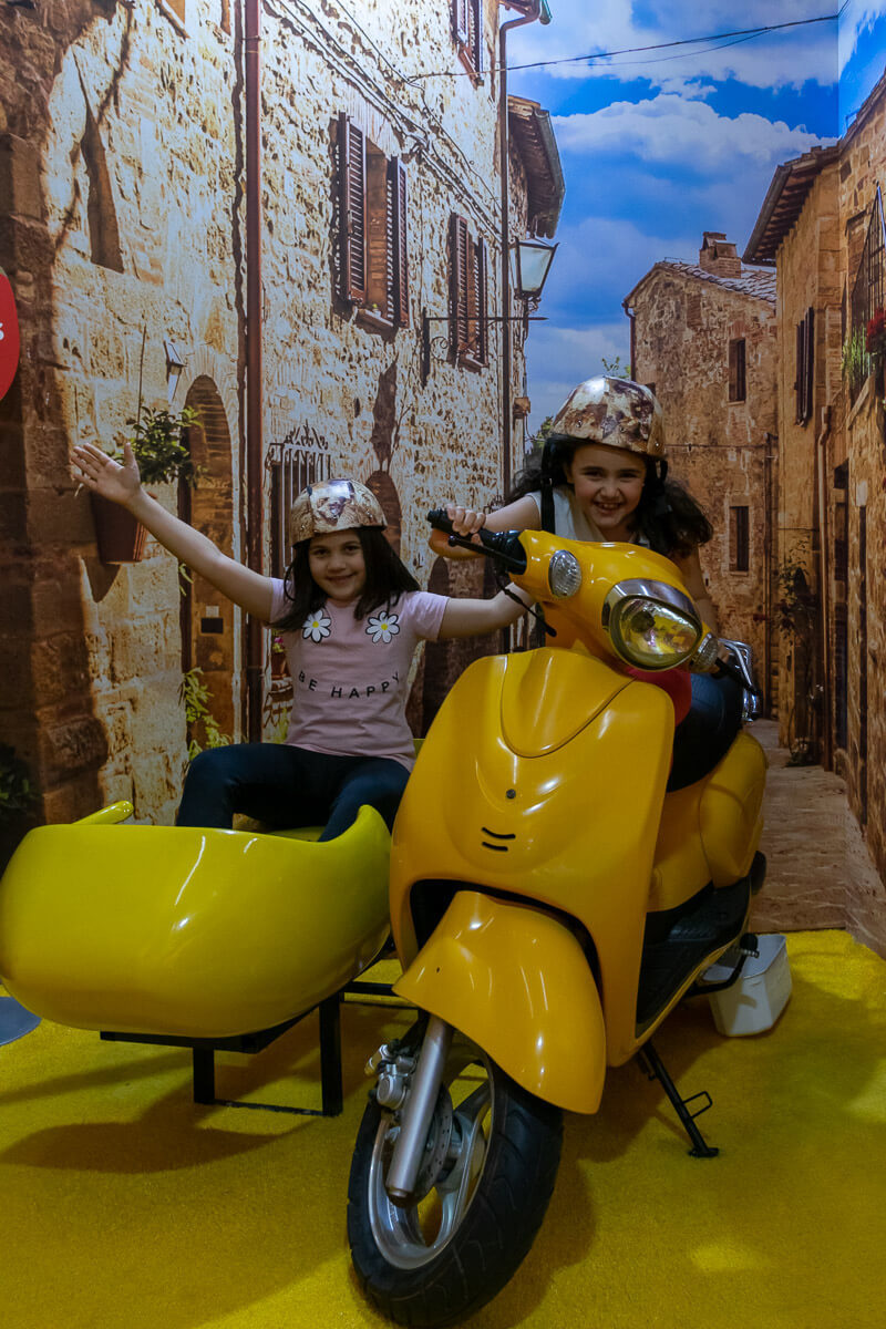 Diversão na motoca do Museu mais doce do mundo em São Paulo