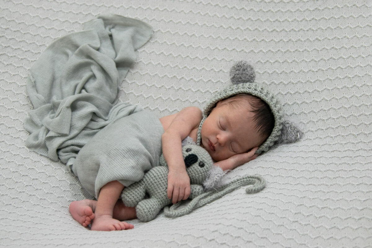 Ensaio de newborn / Ensaio bebe recem nascido / Ensaio newborn a domicilio - Chegou o grande dia! Dormindo agarradinho com o coala. Meu bebê! Amor da minha vida! Amor de mae! Sono do bebe. primeiros dias do bebe e ele estava lindo