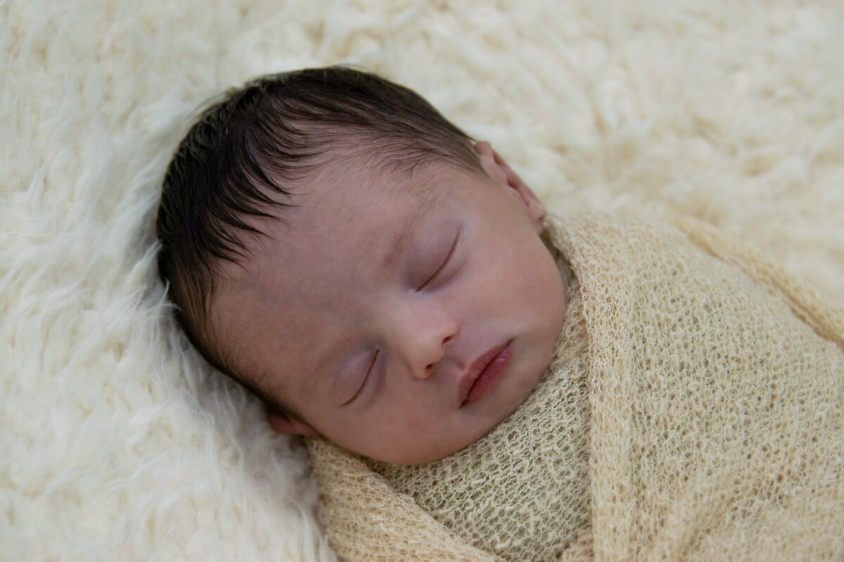 Ensaio de newborn / Ensaio bebe recem nascido / Ensaio newborn a domicilio - Heitor , um bebe cabeludo, no seu ensaio newborn. primeiros dias do bebe. Muito amor de mãe. Coisa mais linda