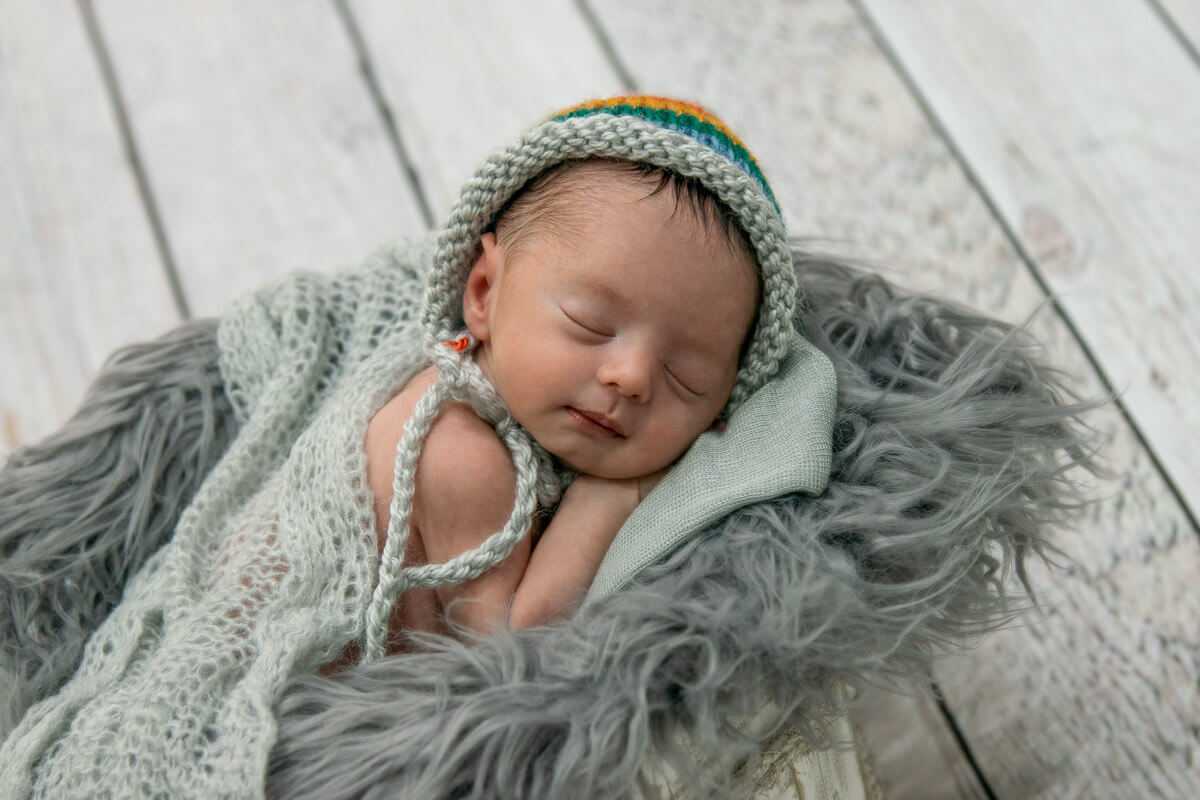 Ensaio de newborn / Ensaio bebe recem nascido / Ensaio newborn a domicilio - Bebe fofuxo com cara de safado no seu ensaio de recem nascido. Coisa mais linda da mamãe! Orgulho do meu filho. Muito amor, muito amor envolvido mesmo!