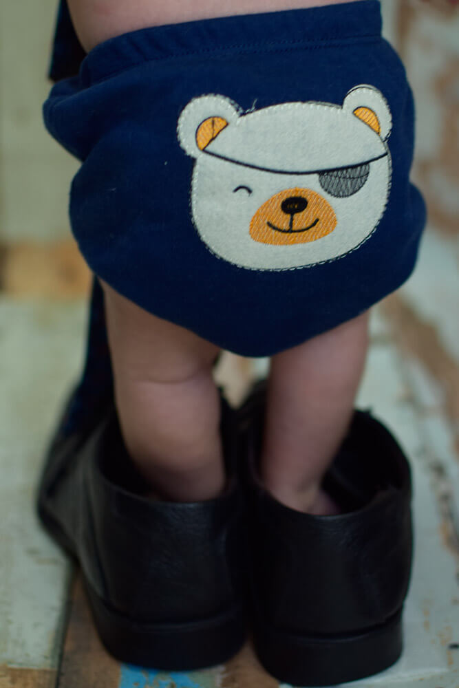 Ensaio de acompanhamento de bebê em São Paulo / acompanhamento de bebe fotografia  - bebe com o sapato do papai! Tamanho sapato do bebe não é esse!! Esse tem tamanho familia! Amor de pai! Parece que este sapato tem tamanho familia!! Algo estranho por aqui