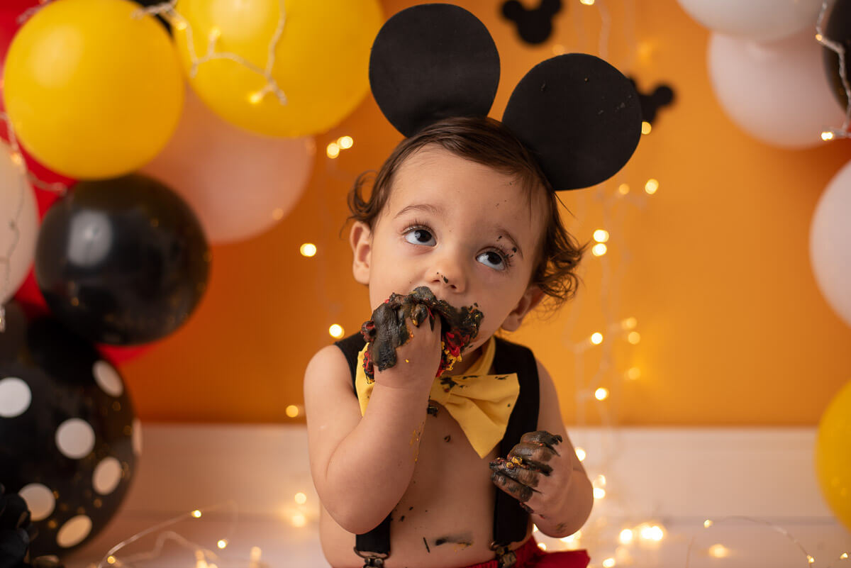 Ensaio acompanhamento bebe de smash the cake do mickey e splash no estúdio Dany Mathias Fotografia. Hoje vai ser uma festa, bolo, guaraná, muito doce pra você. É o meu aniversário, vamos bagunçar e os amigos receber!