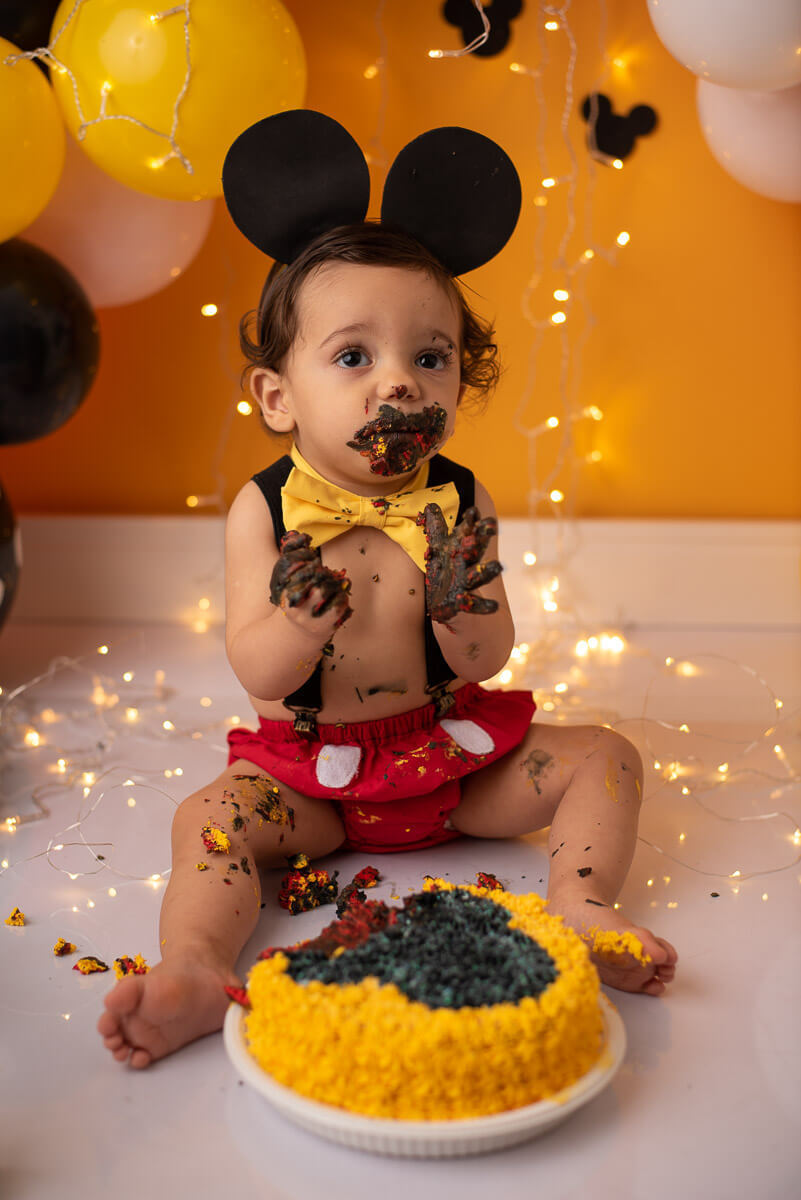 Ensaio acompanhamento bebe de smash the cake do mickey e splash. Hoje vai ser uma festa, bolo, guaraná, muito doce pra você no estúdio Dany Mathias Fotografia. Bate, bate palma que é hora de brincar. Parabéns, hoje é o seu dia, que dia mais feliz!