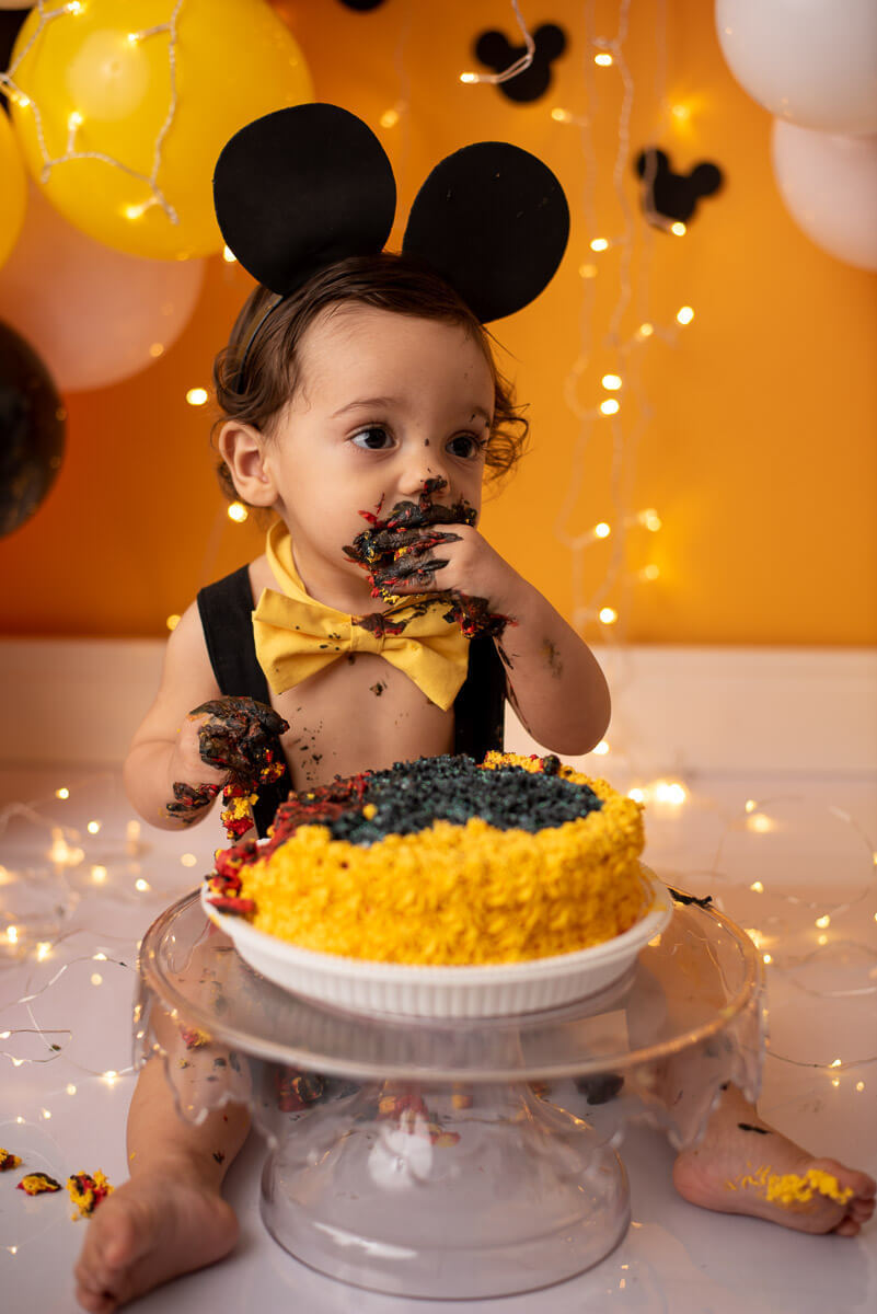 Ensaio acompanhamento bebe de smash the cake do mickey e splash. Bolo de chocolate feito pela vovó no estúdio Dany Mathias Fotografia. Quem gosta de Nutella? Quer um pedaço? Eu quero! Parabéns chegou o grande dia. 1 aninho. 
