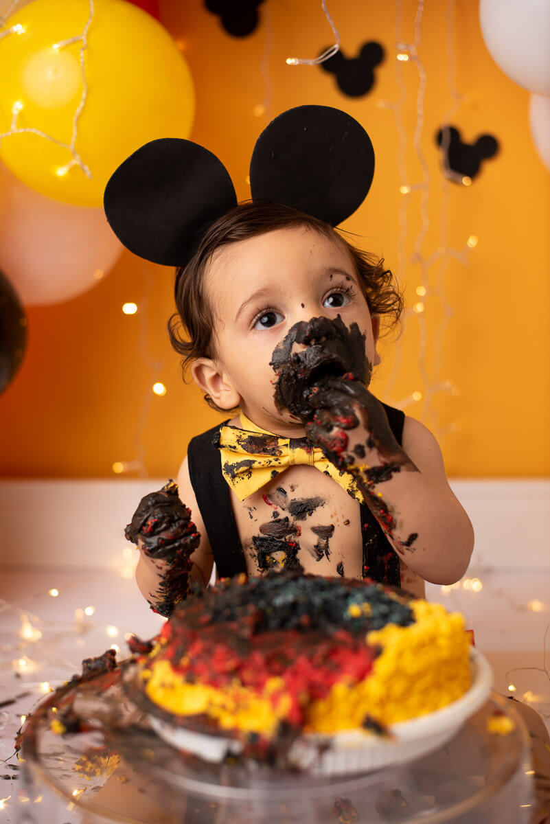 Ensaio acompanhamento bebe de smash the cake do mickey e splash. Hoje vai ser uma festa, bolo, guaraná, muito doce pra você. É o meu aniversário, vamos bagunçar no estúdio Dany Mathias Fotografia e os amigos receber. Muito amor envolvido.