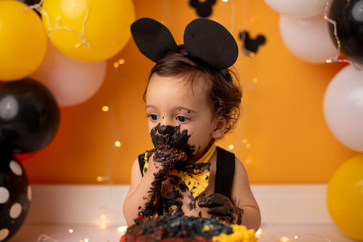 Ensaio acompanhamento bebe de smash the cake do mickey e splash no estúdio Dany Mathias Fotografia. O bebe comeu muito doce, nutella e bolo de chocolate que a vovó fez com muito amor para ele. Feliz aniversario! Hoje é o seu dia. Que dia mais feliz