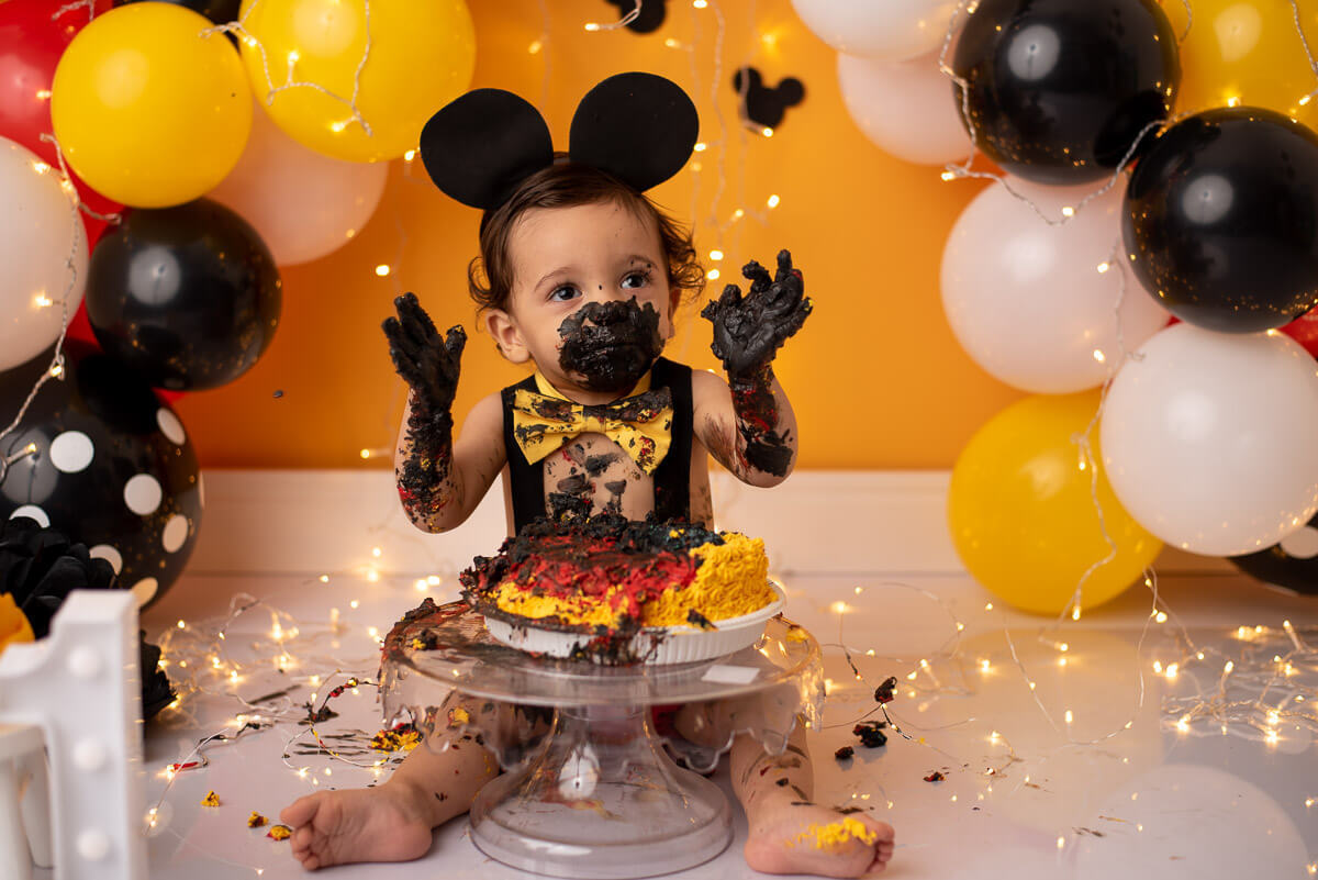 Ensaio acompanhamento bebe de smash the cake do mickey e splash. Bata palma que hoje é o meu aniversário no estúdio Dany Mathias Fotografia. Vamos bagunçar e comer muito doce. Bate, bate palma que é hora de brincar. Vamos lá! Parabéns!