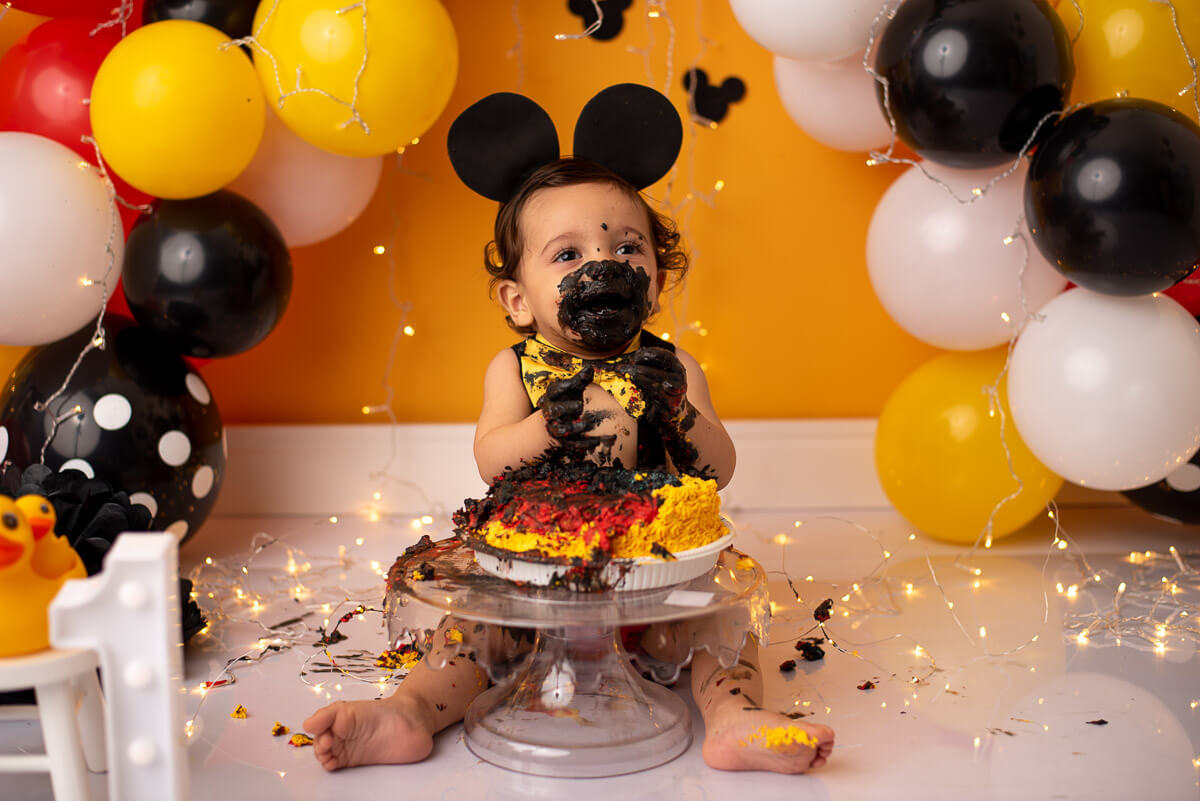 Ensaio acompanhamento bebe de smash the cake do mickey e splash. É o meu aniversário, vamos bagunçar no estúdio Dany Mathias Fotografia. Bate, bate palma que é hora de brincar. Parabéns, hoje é o seu aniversário, vamos nos divertir.