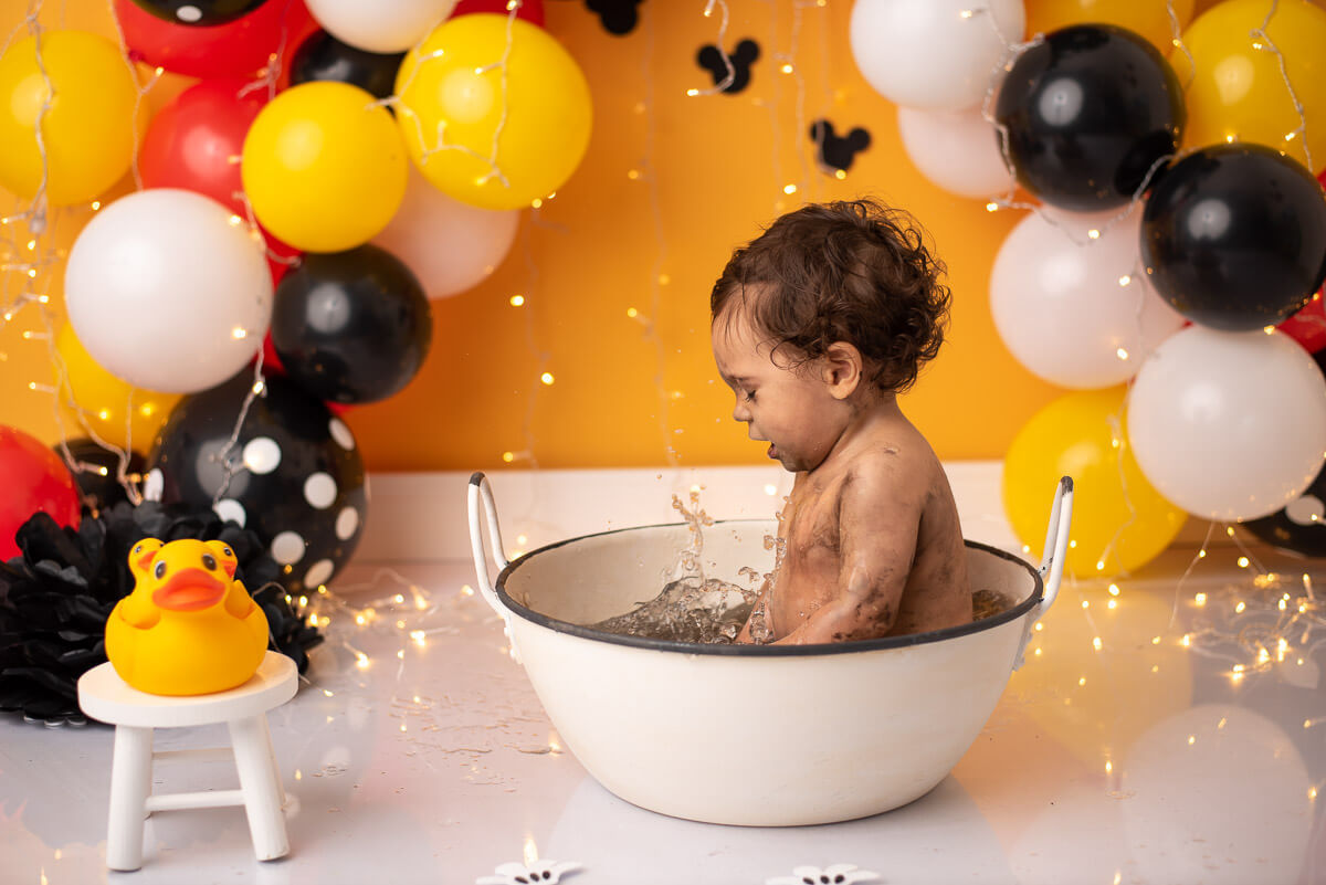 Tchibum do bebe fofuxo no ensaio infantil Splash no estúdio Dany Mathias Fotografia! Ele adora tomar banho todos os dias com água quente e joga água por todos os lados! Foi um banho divertido no ensaio acompanhamento bebe 1 ano do Mickey