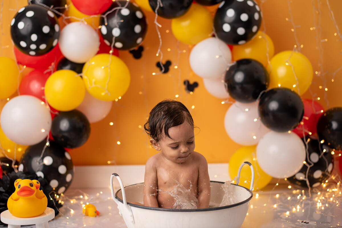 Tchibum do bebe fofuxo no ensaio infantil Splash no estúdio Dany Mathias Fotografia! Ele adora tomar banho todos os dias e joga água por todos os lados! Bateu a mão na água quente e teve um banho divertido no ensaio acompanhamento bebe 1 ano do Mickey