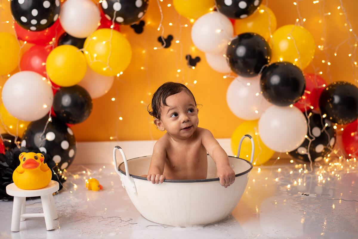 Sorriso maroto do bebe fofuxo no ensaio infantil Splash no estúdio Dany Mathias Fotografia! Depois de comer doce e beber agua foi para o banho ficar limpinho. Ele adorou a luz de led do ensaio e as bexigas coloridas tema do Mickey 