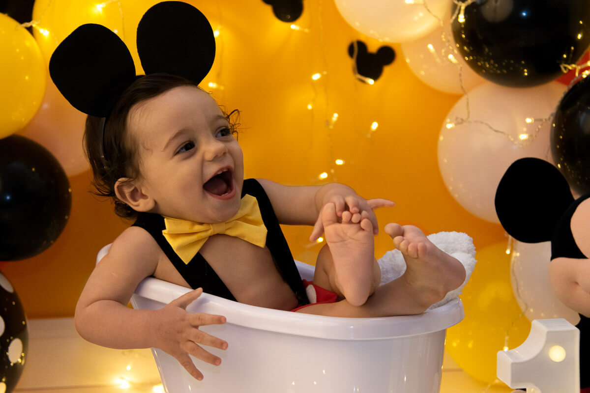 Ensaio acompanhamento bebe de smash the cake do mickey e splash no estúdio Dany Mathias Fotografia. Um bebe fofuxo esbanjando beleza no ensaio fotografico. Chegou o grande dia! Hoje é meu aniversário, que dia mais feliz!