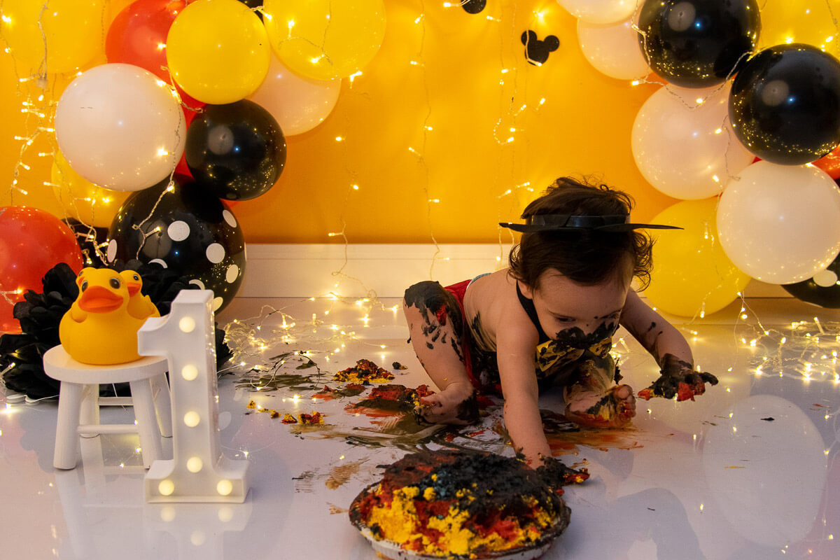 bebe pinta o chão com seu bolo no ensaio acompanhamento bebe de smash the cake do Mickey! Será que foi divertido? Muita baguncinha no estúdio Dany Mathias Fotografia que ficará para sempre em nossos corações