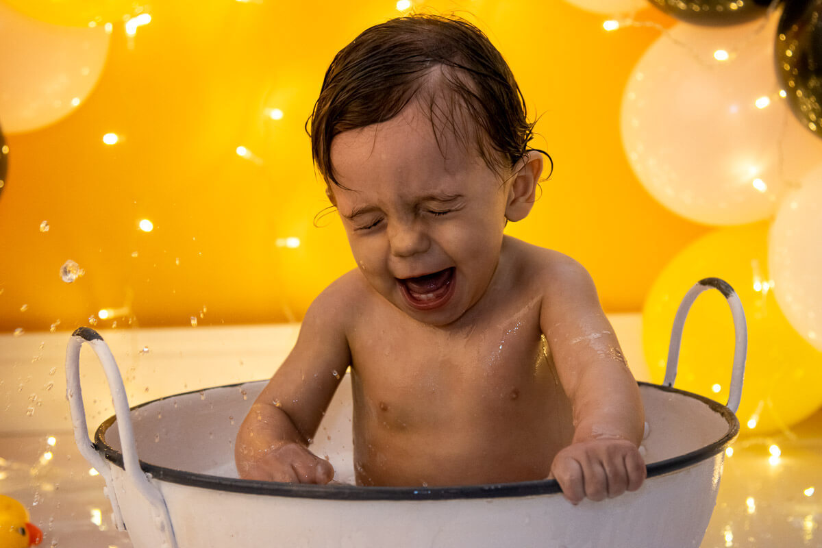 Tchibum do bebe fofuxo no ensaio infantil Splash no estúdio Dany Mathias Fotografia! Ele adorou tomar banho com água quente e molhou tudo! Foi um banho divertido no ensaio acompanhamento bebe 1 ano do Mickey mouse