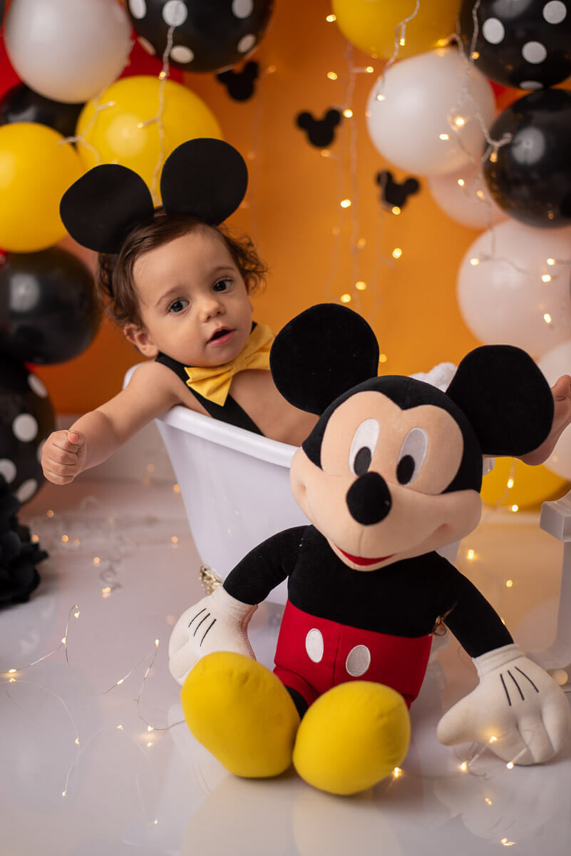 Ensaio acompanhamento bebe de smash the cake do mickey e splash no estúdio Dany Mathias Fotografia. O bebe lindo e o Mickey estavam muito parecidos! Afinal de contas, quem é o Mickey? Quanta fofura em uma foto! Só para deixar registrado, amo muito! 