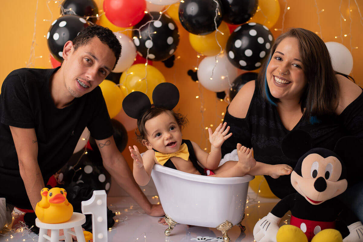 Ensaio acompanhamento bebe de smash the cake do mickey e splash. Comemoração de aniversário no estúdio Dany Mathias Fotografia. Foi uma tarde divertida com esta familia linda. Muita bagunça e muito amor envolvido! Fofurice na sua timeline!