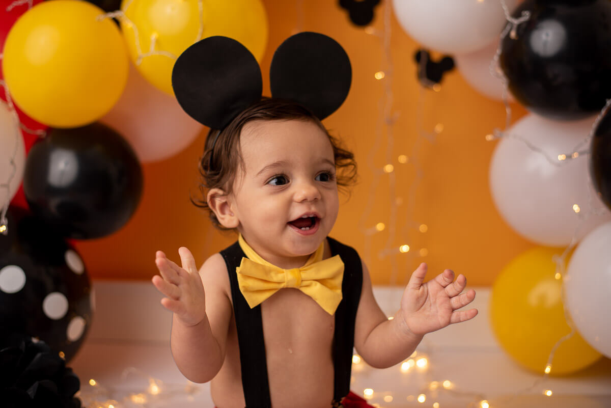 Ensaio acompanhamento bebe de smash the cake do mickey e splash no estúdio Dany Mathias Fotografia. Hora do parabéns e o bebe se divertiu muito e bateu palmas! Foi muito gostoso e divertido fotografar o ensaio infantil deste bebe fofuxo.