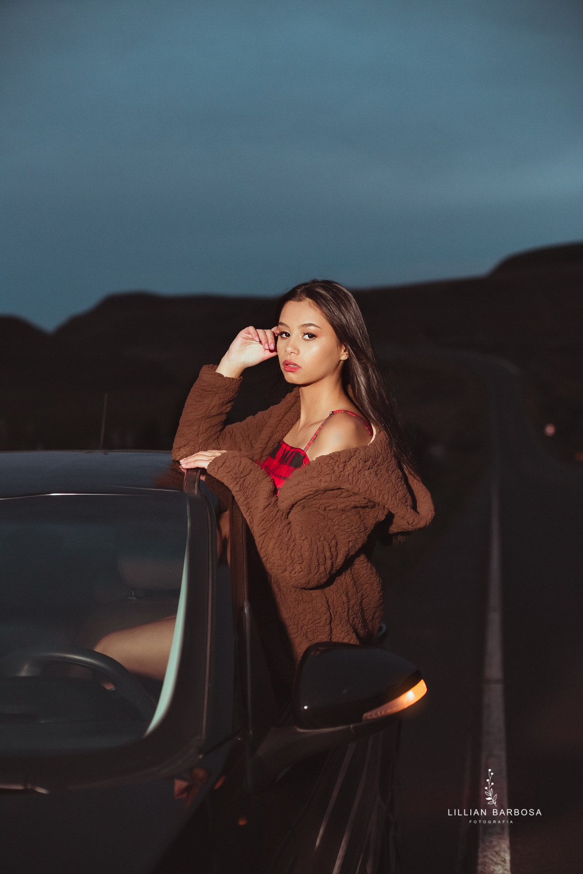 ensaio-de-15-anos-book-de-15-anos-vestido-vermelho-xadrez-teddy-marrom-carro-serra-do-rio-do-rastro-mirante-do-doze-fotógrafa-de-santa-catarina-fotógrafos-de-santa-catarina-fotógrafa-de-lauro-muller-fotógrafos-de-lauro-muller-fotógrafa-de-15-anos-fifteen