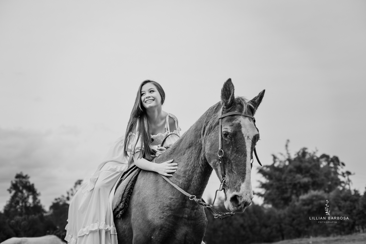 ensaio-de-15-anos-book-de-15-anos-vestido-branco-cavalos-serra-do-rio-do-rastro-fotógrafa-de-santa-catarina-fotógrafos-de-santa-catarina-fotógrafa-de-lauro-muller-fotógrafos-de-lauro-muller-fotógrafa-de-15-anos-fifteen