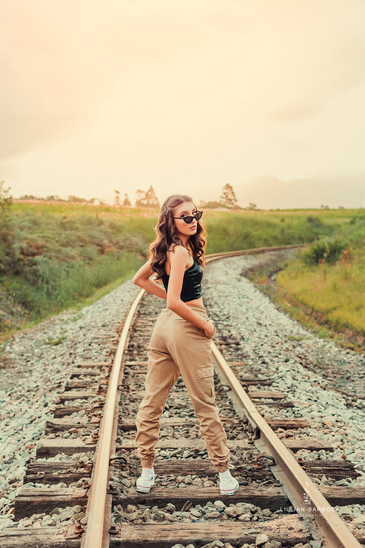 ensaio-de-15-anos-castelo-britanico-castelo-castelo-em-santa-catarina-cropped-preto-calça-jogger-óculos-trem-fotógrafa-de-santa-catarina-fotógrafos-de-santa-catarina-fotógrafa-de-lauro-muller-fotógrafos-de-lauro-muller-fotógrafa-de-15-anos-book-de-15-anos