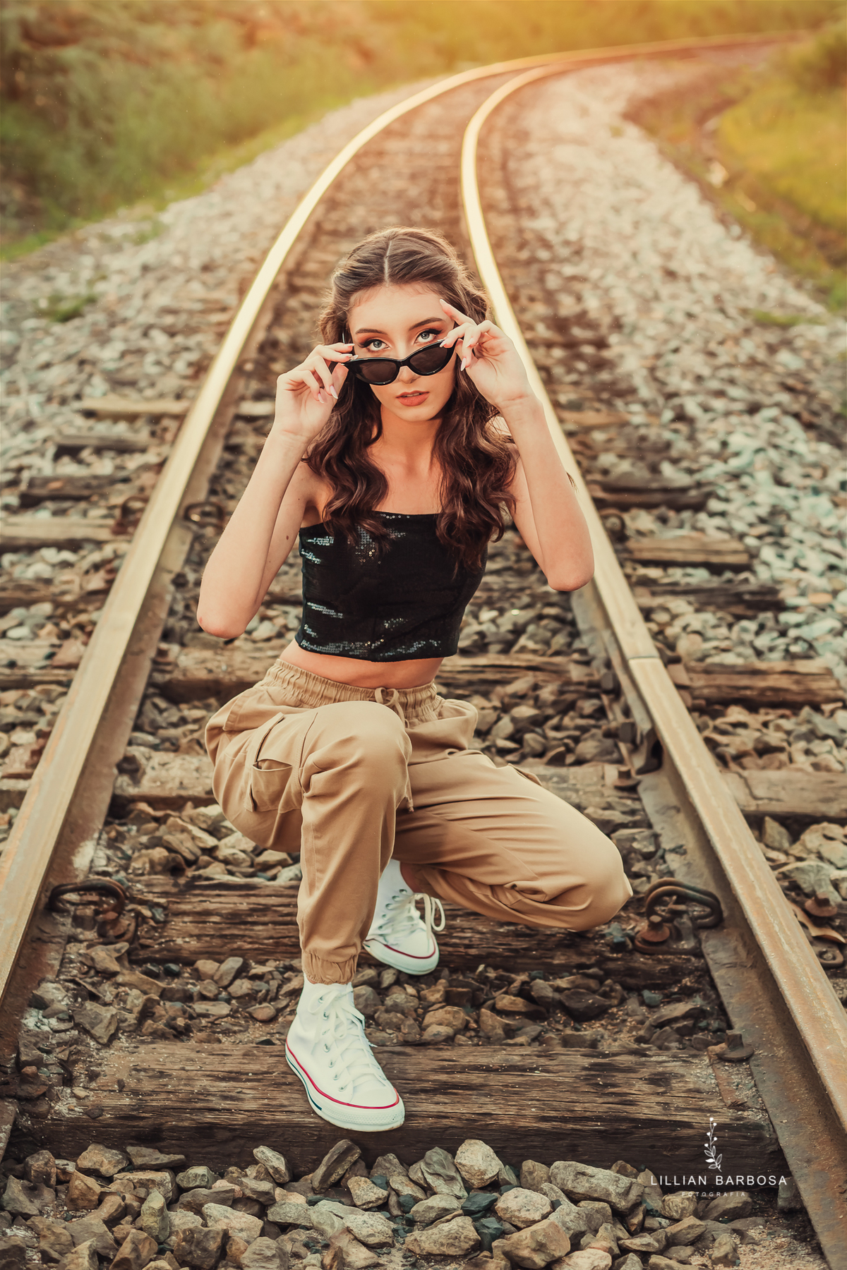 ensaio-de-15-anos-castelo-britanico-castelo-castelo-em-santa-catarina-cropped-preto-calça-jogger-óculos-trem-fotógrafa-de-santa-catarina-fotógrafos-de-santa-catarina-fotógrafa-de-lauro-muller-fotógrafos-de-lauro-muller-fotógrafa-de-15-anos-book-de-15-anos