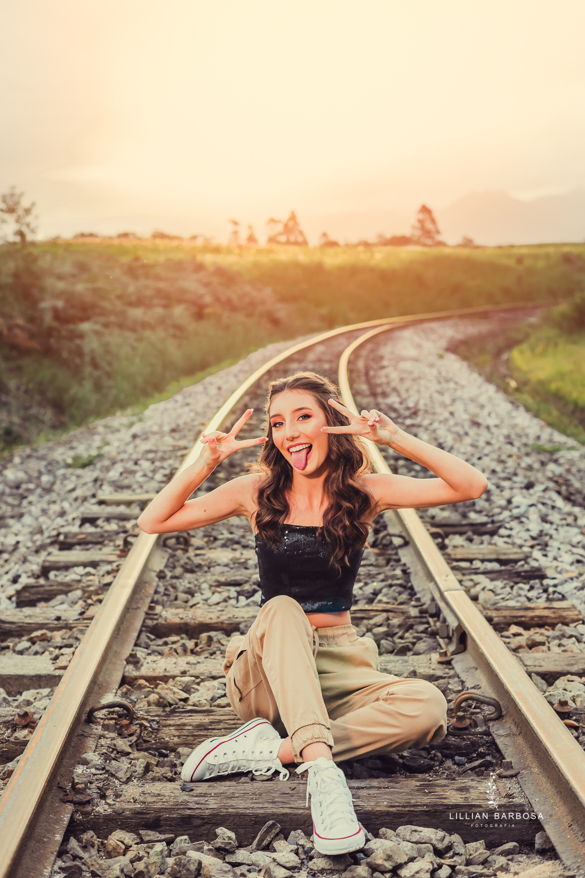 ensaio-de-15-anos-castelo-britanico-castelo-castelo-em-santa-catarina-cropped-preto-calça-jogger-óculos-trem-fotógrafa-de-santa-catarina-fotógrafos-de-santa-catarina-fotógrafa-de-lauro-muller-fotógrafos-de-lauro-muller-fotógrafa-de-15-anos-book-de-15-anos