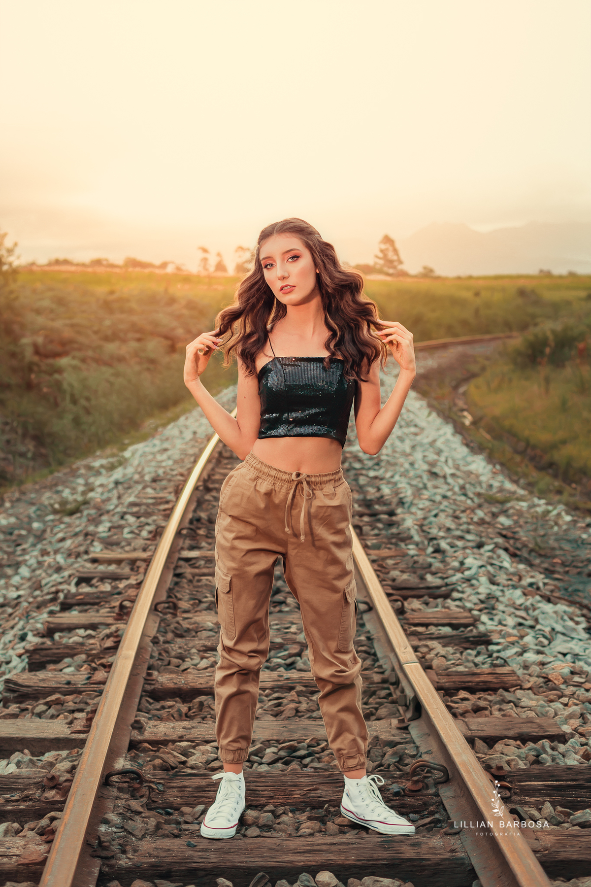 ensaio-de-15-anos-castelo-britanico-castelo-castelo-em-santa-catarina-cropped-preto-calça-jogger-óculos-trem-fotógrafa-de-santa-catarina-fotógrafos-de-santa-catarina-fotógrafa-de-lauro-muller-fotógrafos-de-lauro-muller-fotógrafa-de-15-anos-book-de-15-anos