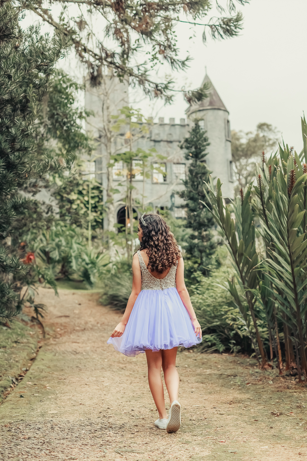 ensaio-de-15-anos-castelo-britanico-vestido-de-princesa-fotos-com-cavalo-pousada-sao-lourenço