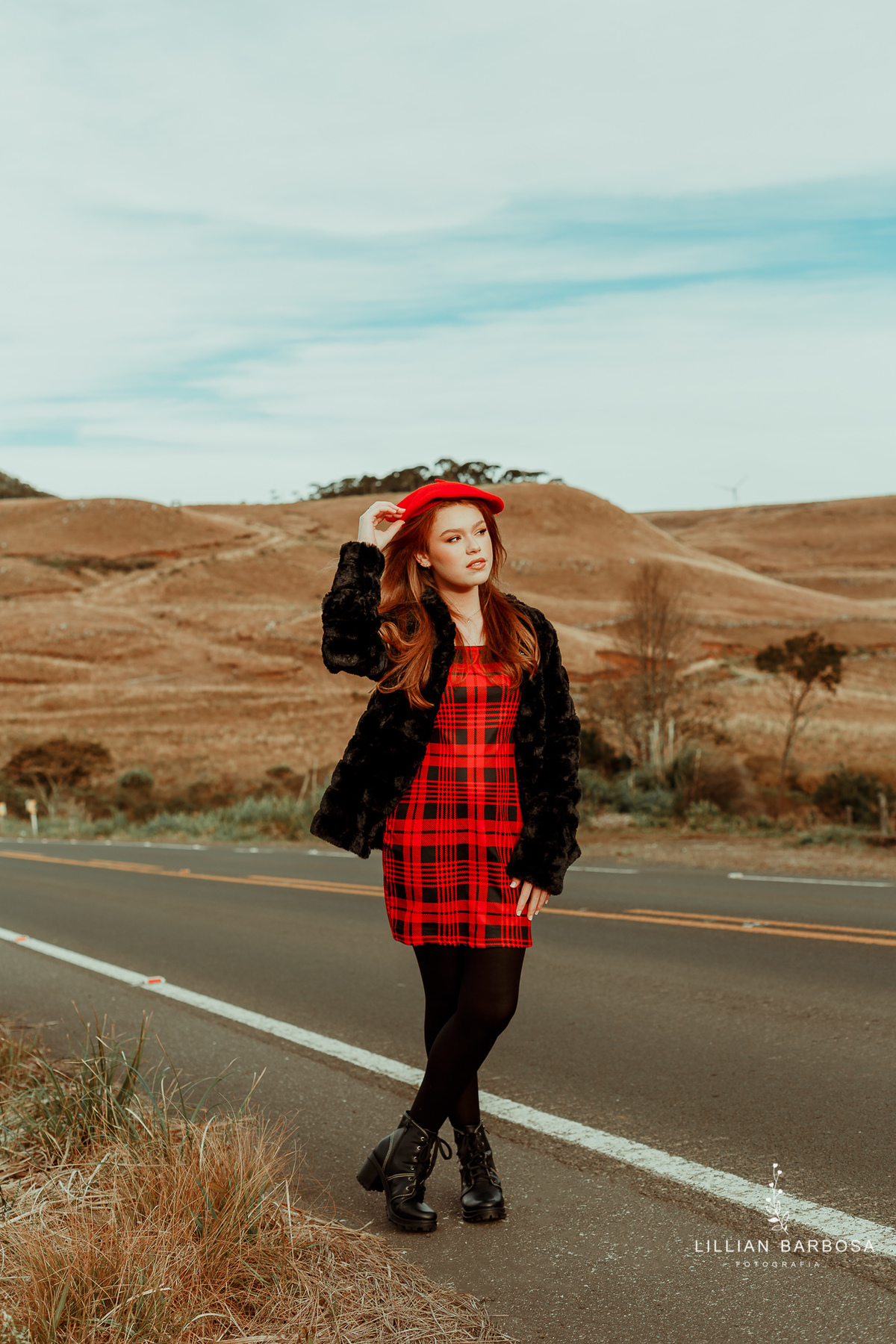 menina-vestido-vestidovermelhoxadrez-casacodepelepreto-boina-boinavermelha-serradoriodorastro-paisagem-fotógrafadesantacatarina-fotógrafosdesantacatarina-fotógrafadelauromuller-fotógrafosdelauromuller-ensaiode15-ensaiode15anos-ensaiodequinzeanos