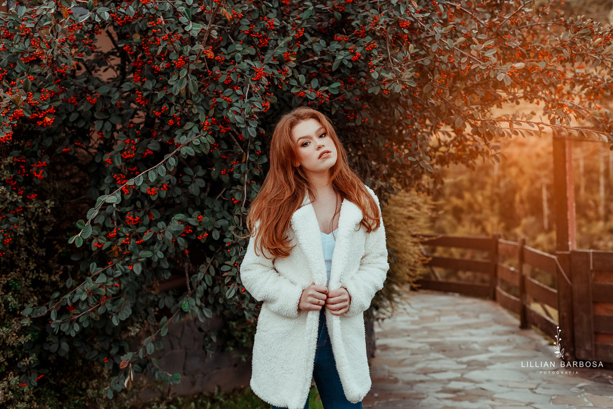 menina-lookde15-casacobranco-floresvermelhas-serradoriodorastro-churrascariacascata-bomjardim-fotógrafadesantacatarina-fotógrafosdesantacatarina-fotógrafadelauromuller-fotógrafosdelauromuller-fotógrafade15-ensaiode15-ensaiodequinze-ensaiode15anos