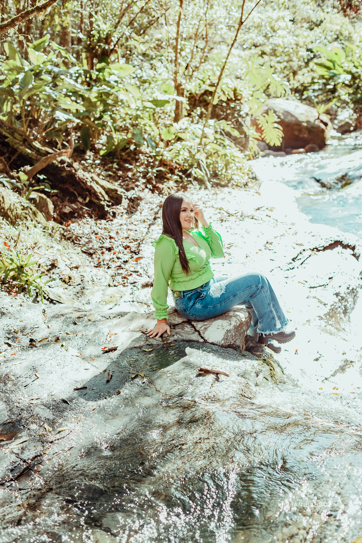 menina-lookde15-blusaverde-calçajeans-bookde15-fotógrafadesantacatarina-fotógrafosdesantacatarina-fotógrafadelauromuller-fotógrafosdelauromuller-fotógrafade15-fotógrafosde15-ensaiode15anos-ensaiodequinzeanos-ensaiode15