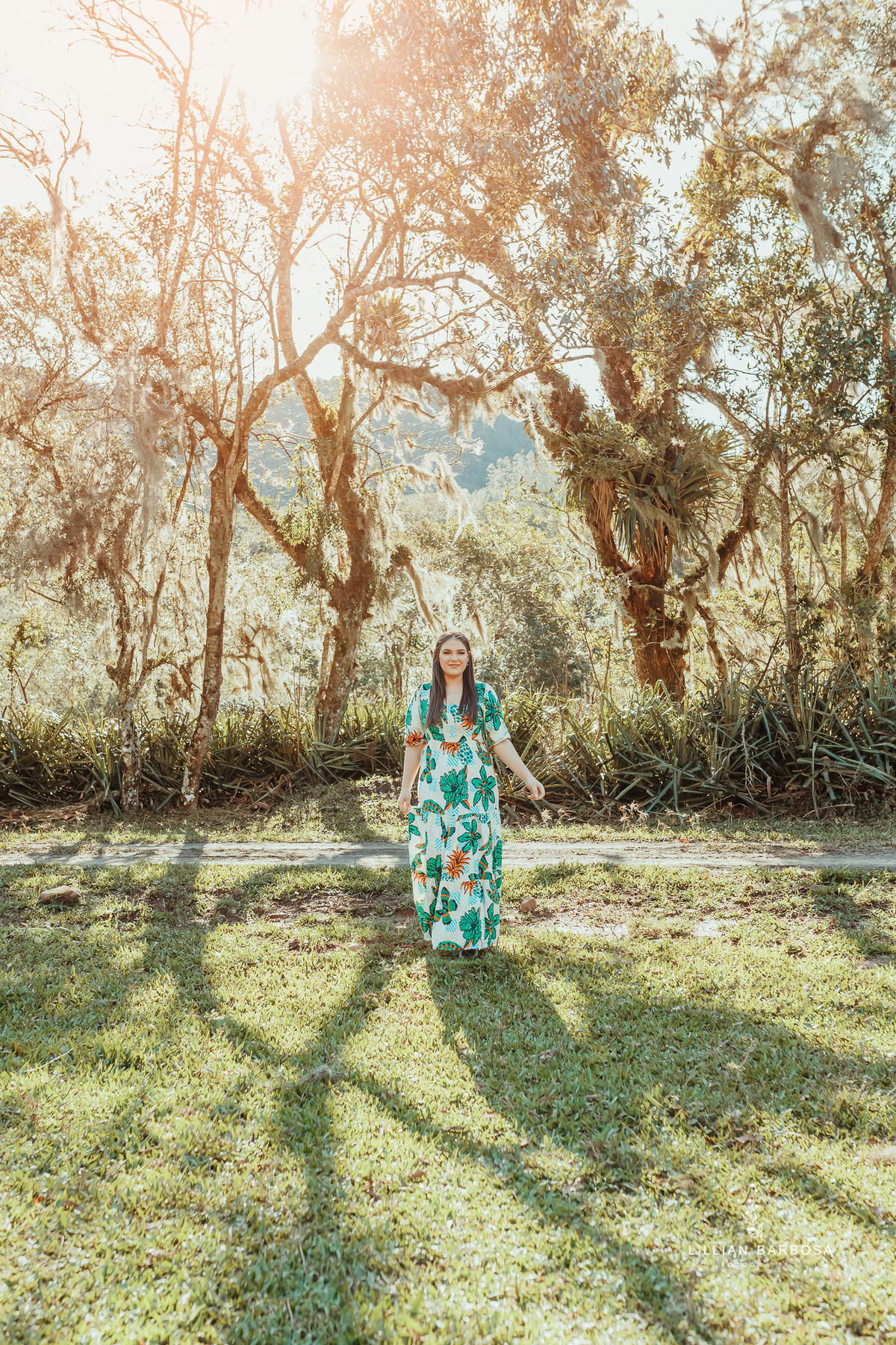 menina-lookde15-vestido-estampadeflores-árvores-fotógrafadesantacatarina-fotógrafosdesantacatarina-fotógrafadelauromuller-fotógrafosdelauromuller-fotógrafade15-fotógrafosde15-ensaiode15-ensaiode15anos-ensaiodequinzeanos