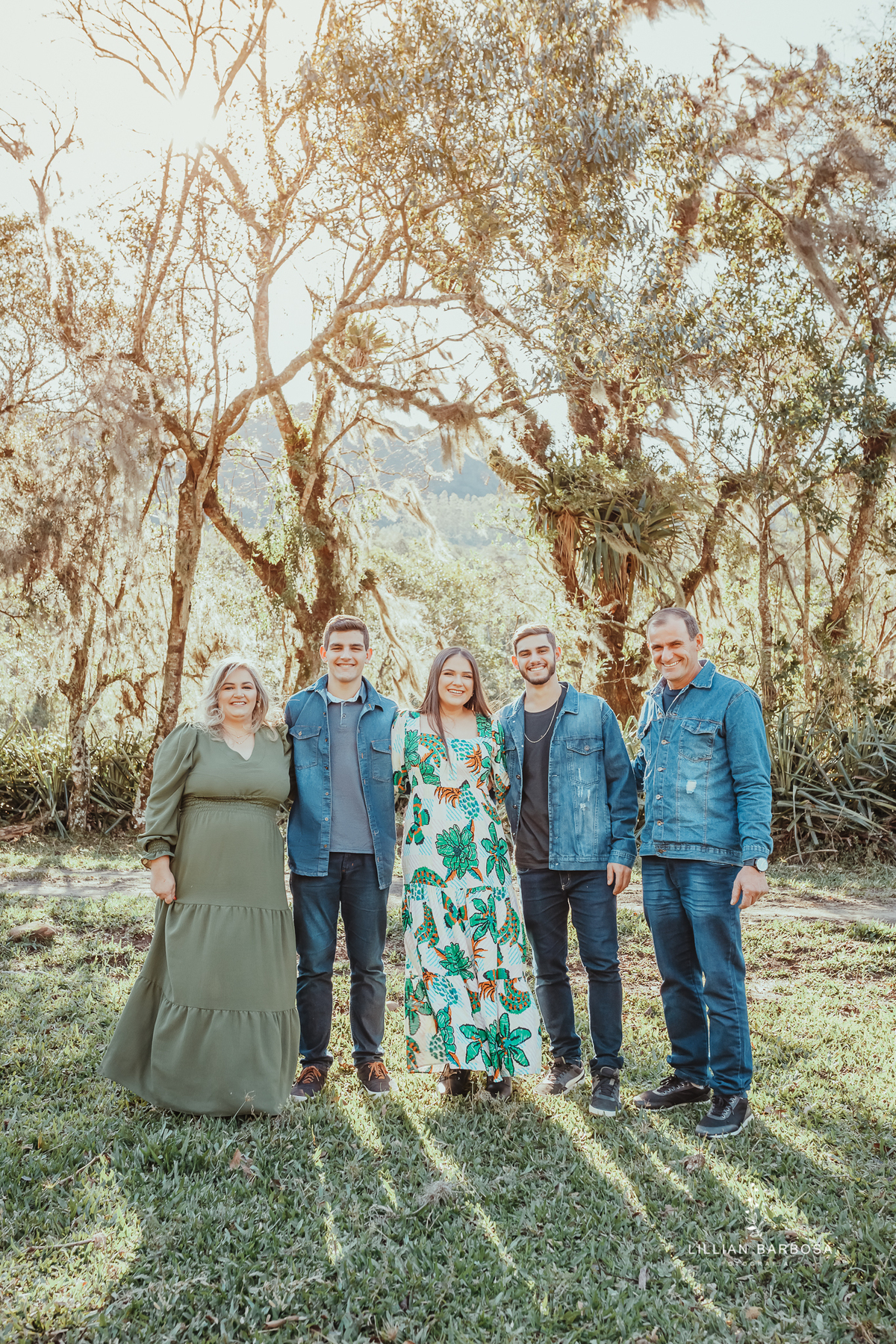 menina-lookde15-vestido-estampadeflores-árvores-família-fotógrafadesantacatarina-fotógrafosdesantacatarina-fotógrafadelauromuller-fotógrafosdelauromuller-fotógrafade15-fotógrafosde15-ensaiode15-ensaiode15anos-ensaiodequinzeanos