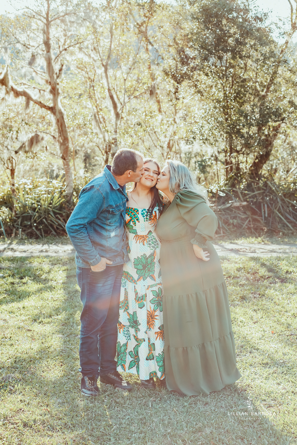 menina-lookde15-vestido-estampadeflores-árvores-família-pais-fotógrafadesantacatarina-fotógrafosdesantacatarina-fotógrafadelauromuller-fotógrafosdelauromuller-fotógrafade15-fotógrafosde15-ensaiode15-ensaiode15anos-ensaiodequinzeanos