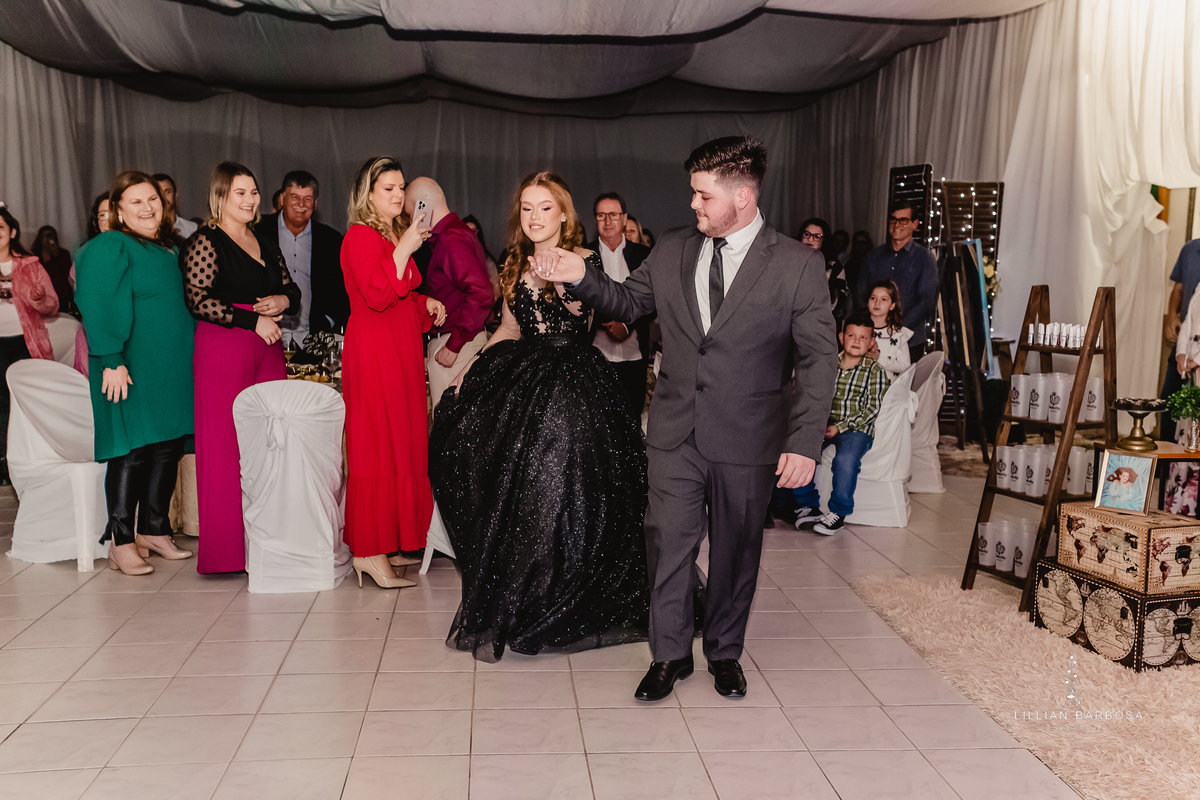 menina-vestido-15anos-festa-festade15anos-convidados-fotógrafadesantacatarina-fotógrafosdesantacatarina-fotógrafadelauromuller-fotógrafosdelauromuller-fotógrafade15anos-fotógrafosde15anos-festadedebutante